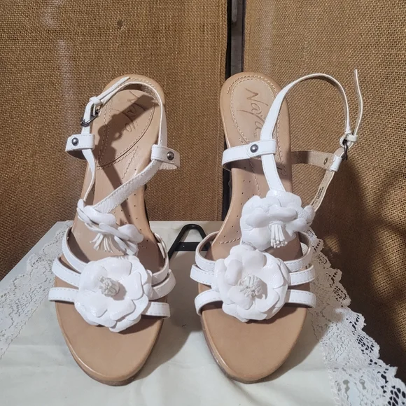 NAYA White Leather Sandals with Flower Detail and Block Heel Size 8.5 - Picture 2 of 7